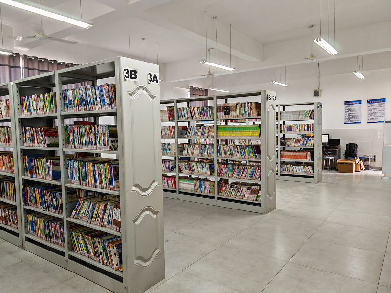 鹰潭市XX中学图书馆
